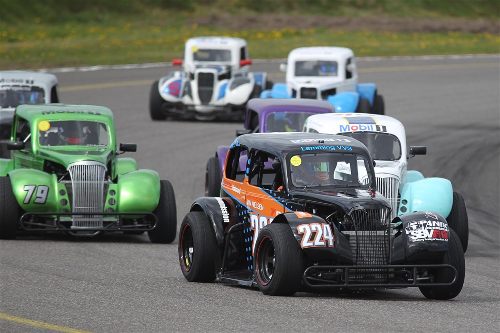 Lukas Skov (224) er den nye silkeborgenser i toppen af feltet i OK Mobil 1 Legend Car Cuppen.
(Foto: Henning Smed Madsen)